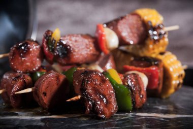 Kızarmış Frankfurter sosisi, mısır, dolmalık biber ve sarımsak.