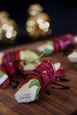 Elma ve Bay Leave pastırmalı ve üstünde Balzamik sos ve Kalp Şekli Tahta Kesme Tahtası.