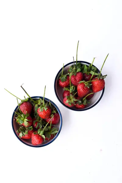 Frische Erdbeeren Einer Weißen Und Marineblauen Schüssel Auf Weißem Hintergrund — Stockfoto