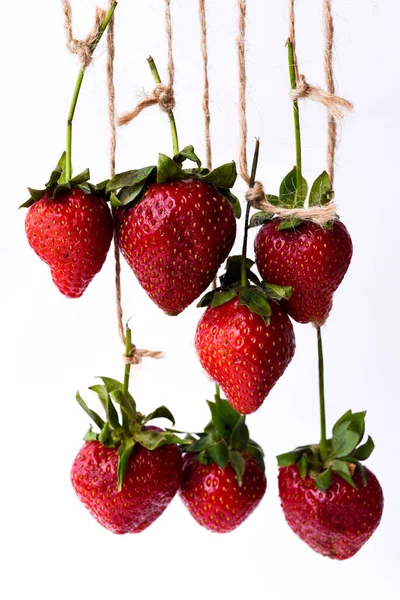 Frische Gestielt Erdbeeren Seilten Ein Holz Auf Weißem Hintergrund — Stockfoto