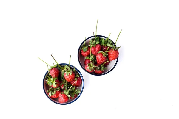 Frische Erdbeeren Einer Weißen Und Marineblauen Schüssel Auf Weißem Hintergrund — Stockfoto