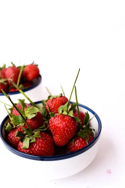 Fraises Fraîches Tige Dans Bol Blanc Bleu Marine Sur Fond — Photo