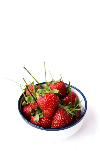 Frische Erdbeeren Einer Weißen Und Marineblauen Schüssel Auf Weißem Hintergrund — Stockfoto