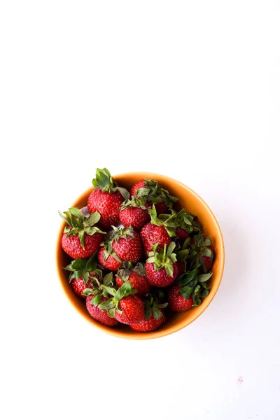 Frische Erdbeeren Einer Orangenschale Weißer Hintergrund — Stockfoto