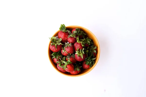 Frische Erdbeeren Einer Orangenschale Weißer Hintergrund — Stockfoto