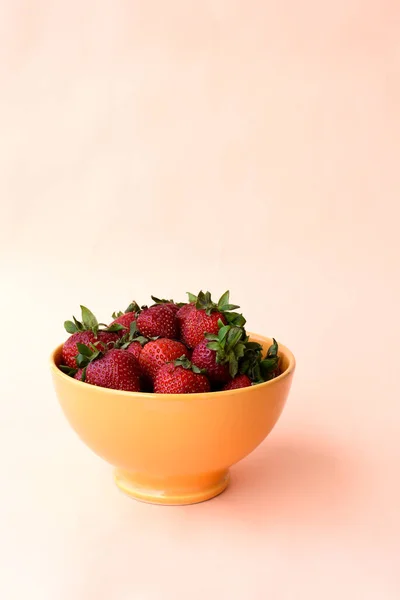 Fresh Stemmed Strawberries Orange Bowl White Background — Stock Photo, Image