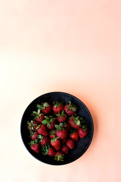 Frische Erdbeeren Einer Schwarzen Schüssel Weißer Blauer Und Oranger Hintergrund — Stockfoto