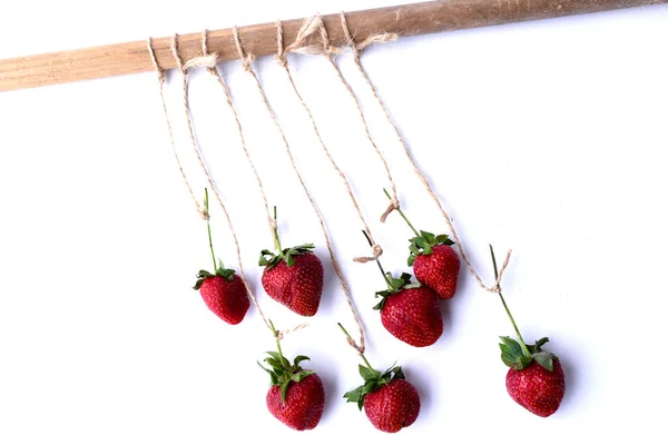 Frische Gestielt Erdbeeren Seilten Ein Holz Auf Weißem Hintergrund — Stockfoto