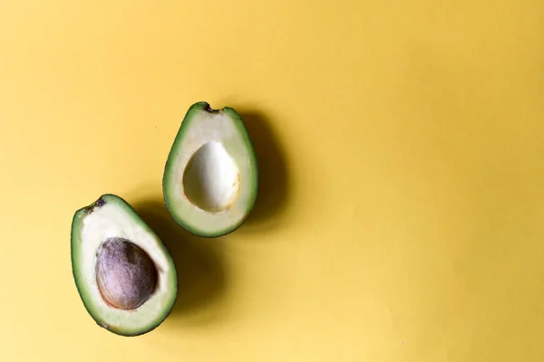 Aguacate Fresco Sobre Fondo Amarillo —  Fotos de Stock