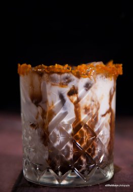 Siyah Arkaplanda Beyaz Rusça