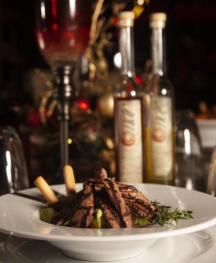 Avokado, salatalık, domates salatası. Kara Arkaplanda Şarap Kadehleri ve Şişeler