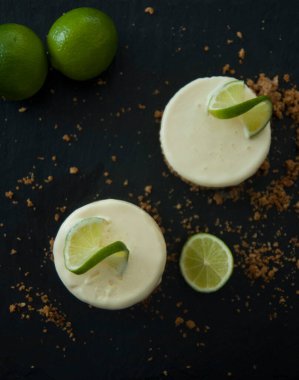 Kara Arkaplanda Parçalanan Limonlu Parfe