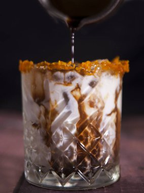 Kaya Camı İçinde Beyaz Rus Turuncu Çizgili Siyah Arkaplan