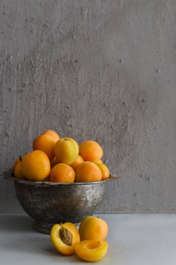 Tarçın Çubukları ve Yaprakları Gri Beton Arkaplanda Kayısı