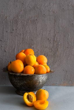 Tarçın Çubukları ve Yaprakları Gri Beton Arkaplanda Kayısı