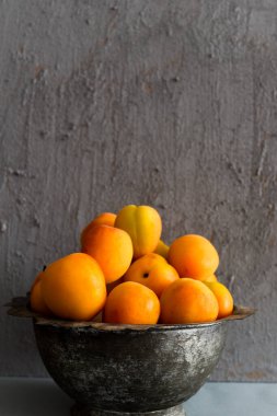 Tarçın Çubukları ve Yaprakları Gri Beton Arkaplanda Kayısı