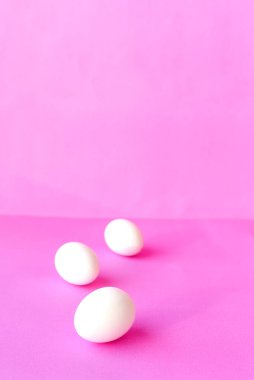 Sarı Arkaplanda Beyaz Yumurtalar