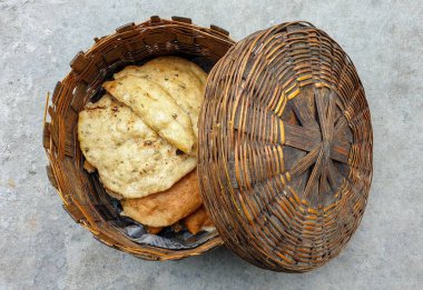 Himachal Pradesh, Hindistan 'da güzel bambu ekmeğine yakın çekim, roti sepeti ve kızarmış roti ve seçici odak noktası.
