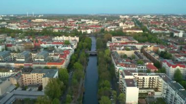 Kreuzberg Berlin 'deki Kanal' ın hava görüntüsü