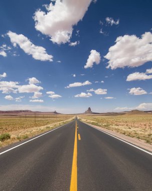 Arizona 'daki tarihi Route 66 boyunca klasik dikey manzara. Yazın mavi gökyüzü ve güneşli güzel bir günde.