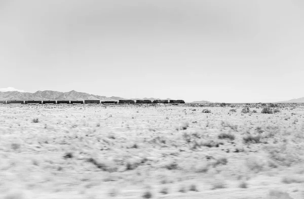 Long Train Many Wagons Crosses California Passing Desert — Stock Photo, Image