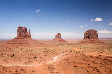 Monument Valley, Arizona, ABD 'deki kumtaşı oluşumlarının klasik panoramik görüntüsü.