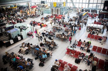 Los Angeles Uluslararası Havalimanı (LAX), yurt içi pansiyon alanında. Gezginler, biniş rutinini beklemek için bölgede toplandı.