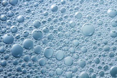 sabun köpükleri mavi arkaplanda.