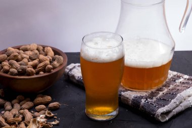 Köpüklü soğuk bira bardağı.