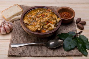 İspanyol işkembesi ahşap masa örtüsü ve kırsal masa örtüsü.