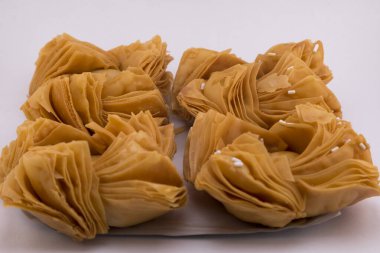 Beyaz arka planlı geleneksel Arjantin ayva kekleri