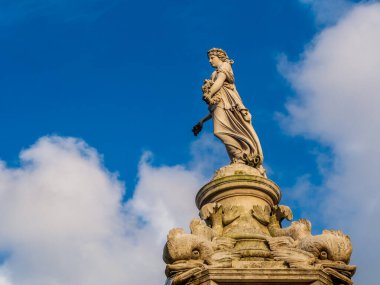 Flora Fountain, Hutatma Chowk Meydanı 'nda (Şehitler Meydanı), güney ucunda bulunan bir süs eşyası ve zarif yontulmuş mimari miras anıtıdır.