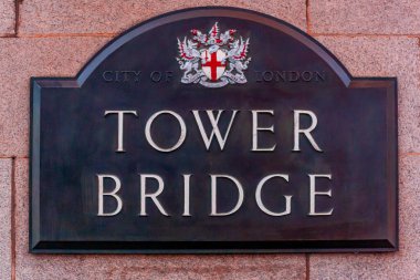 Londra, Birleşik Krallık - 27 Haziran 2015: Londra 'nın ikonik sembolü Tower Bridge, dünya çapında turistler tarafından ziyaret edildi