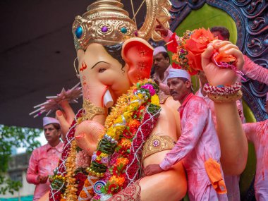 Mumbai, Hindistan - 12 Eylül 2019: On gün süren Ganesh Chaturthi festivalinin sona ermesi münasebetiyle Mumbai 'deki Lalbaugcha Raja' ya veda eden binlerce dindar.