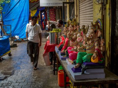 Mumbai, Hindistan - 01 Eylül 2019: Ganesha Heykeli Ganesh Festivali için hazırlanıyor