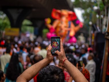 Mumbai, Hindistan - 12 Eylül 2019: On gün süren Ganesh Chaturthi festivalinin sona ermesi münasebetiyle Mumbai 'de Tanrı Ganesha' ya veda eden binlerce dindar.