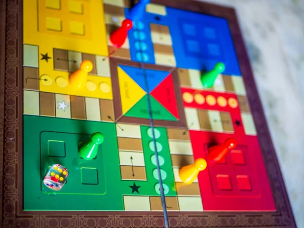 Spiele Figuren Und Würfel Auf Einem Ludo Brett Spiel — Stockfoto