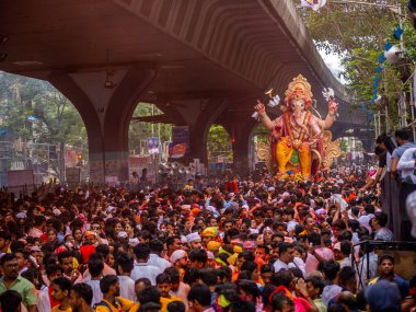 Mumbai, Hindistan - 12 Eylül 2019: On gün süren Ganesh Chaturthi festivalinin sona ermesi münasebetiyle Mumbai 'deki Ganesh Visarjan' ın en uzun Ganesha Tanrısı 'na binlerce dindar veda etti.