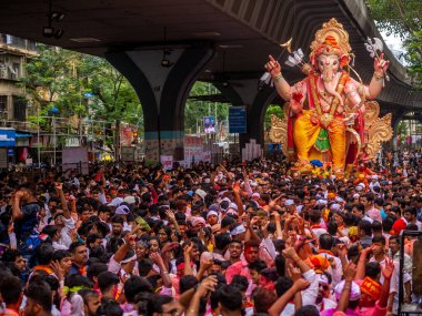 Mumbai, Hindistan - 12 Eylül 2019: On gün süren Ganesh Chaturthi festivalinin sona ermesi münasebetiyle Mumbai 'deki Ganesh Visarjan' ın en uzun Ganesha Tanrısı 'na binlerce dindar veda etti.