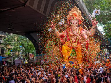 Mumbai, Hindistan - 12 Eylül 2019: Binlerce dindar Ganesh Visarjan 'da 10 gün süren Ganesh Chaturthi festivalinin sona ermesi münasebetiyle Mumbai' nin en uzun boylu Ganesha Tanrısı 'na veda etti.