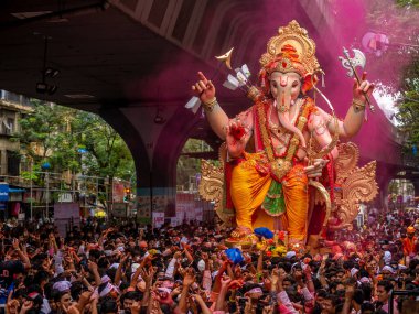 Mumbai, Hindistan - 12 Eylül 2019: Binlerce dindar Ganesh Visarjan 'da 10 gün süren Ganesh Chaturthi festivalinin sona ermesi münasebetiyle Mumbai' nin en uzun boylu Ganesha Tanrısı 'na veda etti.