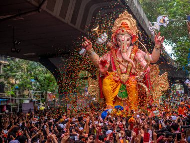 Mumbai, Hindistan - 12 Eylül 2019: Binlerce dindar Ganesh Visarjan 'da 10 gün süren Ganesh Chaturthi festivalinin sona ermesi münasebetiyle Mumbai' nin en uzun boylu Ganesha Tanrısı 'na veda etti.