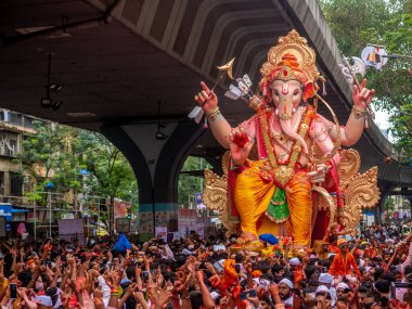Mumbai, Hindistan - 12 Eylül 2019: On gün süren Ganesh Chaturthi festivalinin sona ermesi münasebetiyle Mumbai 'deki Ganesh Visarjan' ın en uzun Ganesha Tanrısı 'na binlerce dindar veda etti.