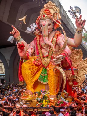 Mumbai, Hindistan - 12 Eylül 2019: On gün süren Ganesh Chaturthi festivalinin sona ermesi münasebetiyle Mumbai 'deki Ganesh Visarjan' ın en uzun Ganesha Tanrısı 'na binlerce dindar veda etti.