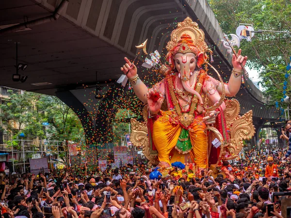 Mumbai, Hindistan - 12 Eylül 2019: Binlerce dindar Ganesh Visarjan 'da 10 gün süren Ganesh Chaturthi festivalinin sona ermesi münasebetiyle Mumbai' nin en uzun boylu Ganesha Tanrısı 'na veda etti.