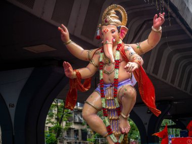 Mumbai, Hindistan - 12 Eylül 2019: On gün süren Ganesh Chaturthi festivalinin sona ermesi münasebetiyle Mumbai 'deki Ganesh Visarjan' ın en uzun Ganesha Tanrısı 'na binlerce dindar veda etti.