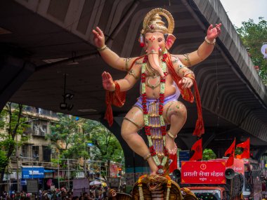 Mumbai, Hindistan - 12 Eylül 2019: On gün süren Ganesh Chaturthi festivalinin sona ermesi münasebetiyle Mumbai 'deki Ganesh Visarjan' ın en uzun Ganesha Tanrısı 'na binlerce dindar veda etti.