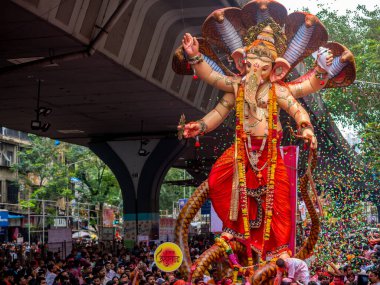 Mumbai, Hindistan - 12 Eylül 2019: On gün süren Ganesh Chaturthi festivalinin sona ermesi münasebetiyle Mumbai 'deki Ganesh Visarjan' ın en uzun Ganesha Tanrısı 'na binlerce dindar veda etti.