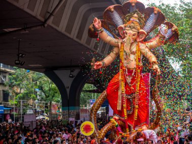 Mumbai, Hindistan - 12 Eylül 2019: On gün süren Ganesh Chaturthi festivalinin sona ermesi münasebetiyle Mumbai 'deki Ganesh Visarjan' ın en uzun Ganesha Tanrısı 'na binlerce dindar veda etti.