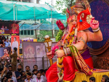 Mumbai, Hindistan - 12 Eylül 2019: On gün süren Ganesh Chaturthi festivalinin sona ermesi münasebetiyle Mumbai 'de Tanrı Ganesha' ya veda eden binlerce dindar.